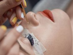 Du wünschst dir dichtere und längere Wimpern? Dann können künstliche Wimpern helfen. Doch bevor du nachhilfst, solltest du unbedingt diese Infos lesen. Beauty Hacks Eyelashes, Eyelash Technician, Foundation Tips, Eyelash Extentions, Diy Eyelash Extensions, Beauty Tips For Hair, Eyelash Serum, Individual Lashes, Beauty Studio