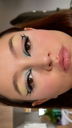 Gráfico eyeliner - Delineado gráfico Eyeliner Grafico, Aesthetic Eyeliner, Eyeliner Inspo, Graphic Makeup, Graphic Eyeliner, Makeup Eye Looks, Creative Makeup Looks