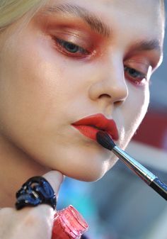 Gareth Pugh, M∙A∙C SS13 Red Lipstick Makeup Tutorial, Orange Eyeshadow, Best Red Lipstick, Red Lipstick Makeup, Red Makeup, Beauty Make-up, Gareth Pugh, Red And Orange