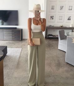 Classy Outfits For Slim Ladies, Pants Classy Outfits, Early Spring Dinner Outfits, Classy Outfits For Women Spring, Pastel Outfit Ideas Party, Outfits To Wear To A Botanical Garden, Elegant Outfits For Women Classy Night, 30 Birthday Outfits For Women Classy, 30 Yo Outfit