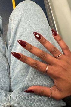 Almond Star Nails Red, Red And White Nails Aesthetic, Winter Nails Stars, Red With White Nails, White And Red Star Nails, White Star On Nails, One Star Nails, Nail Art Designs Stars, White Nails With Red Stars