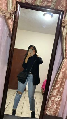 Difficulty: Easy     Outfit   • Blusa cuello alto   • Blazer  • Botines negros   • Jeans   • Bolso   • Cinturón Bratz Boots Outfit, Outfit Botines, Bratz Boots, Outfit Botas, Outfits Con Jeans, Look Casual Chic, Easy Outfit, Outfit Mujer, Formal Looks