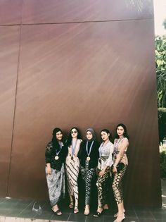 Graduation Sma, Black Kebaya, Outfit Hijab Ideas, Kebaya Wedding, Outfit Reference, Hijab Dress Party, Batik Skirt