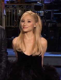 Half Up Half Down Ariana Grande, Ariana Grande With Blonde Hair, Ariana Grande With Celebrities, Ariana Grande Blonde Ponytail, Ariana Half Up Half Down, Half Up Half Down Hair Ariana Grande, Hairstyle Ariana Grande, Ariana Grande Half Up Half Down, Ponytail Hairstyles Ariana Grande