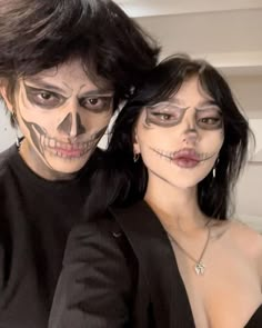 Makijaż Sugar Skull, Skeleton Makeup, Halloween Makeup Pretty, Pretty Halloween Costumes, Couples Halloween Outfits, Cute Couple Halloween Costumes, Halloween Makeup Looks, Fantasias Halloween