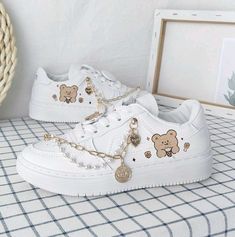 Fashionable white sneakers with chains and kawaii art Girly Shoes Sneakers, Cute Casual Shoes, Korean Shoes, Pretty Sneakers, Nike Fashion Shoes, Preppy Shoes, Pretty Shoes Sneakers, Cute Shoes Heels, Kawaii Shoes