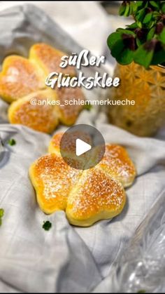 Anke Riesterer | Kochen & Backen mit Pampered Chef® on Instagram: "Euer absolutes Lieblingsrezept zu Silvester 🥂 🍀 🎉denn ein bisschen #Glück kann doch jeder gebrauchen & - gerade zu Silvester ist dieser süße Hefeteig ein kleiner Hingucker und schmeckt dazu noch super lecker 🤤 

Locker leicht und luftig kommt der Glücksklee daher und kann zum Frühstück gegessen oder auch verschenkt werden 🙌 

Für den Teig braucht ihr
160g lauwarme Milch
80g Zucker
10g frische Hefe
370g Mehl
40g flüssige Butter
1 Ei
1 Prise Salz
1 Eigelb (Zimmertemperatur)
2 EL Milch (Zimmertemperatur)

Die Hefe in der lauwarmen Milch auflösen, den Zucker dazu geben und kurz stehen lassen. Dann das Mehl, das Salz, das Ei und die flüssige, aber nicht mehr heiße Butter, dazu geben und rund 5 Minuten zu einem glatten Hefet