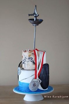 there is a cake that looks like it has an olympic medal on top