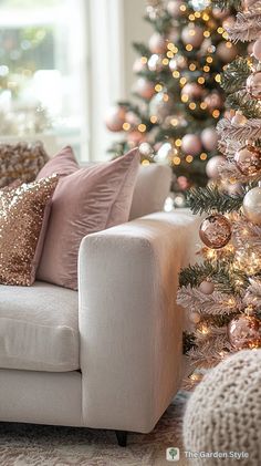 35 Inspiring Pink Christmas Decorations - The Garden Style Burgundy Color Scheme, Pink Poinsettia, Green Wreath