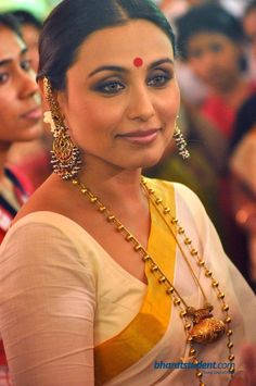 Rani Mukherjee, Rani Mukerji, Kerala Saree, Indian Woman, Traditional Attire, Gold Necklaces, Bollywood Celebrities, Indian Beauty Saree