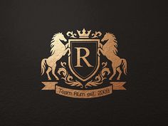 the logo for team run est 2009, featuring two horses and a crown on top