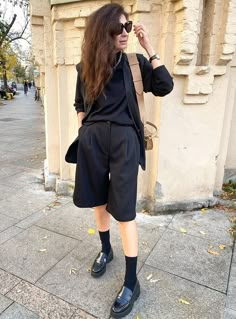 Long Shorts Outfits Women Street Style, Long Tailored Shorts, Long Bermuda Shorts Outfit, Long Black Shorts Outfit, Bermuda Pants Outfits, Black Bermuda Shorts Outfit, Long Shorts Outfits Women, Preppy London, Black Leather Blazer Outfit