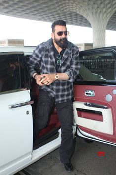 Sanjay Dutt Spotted At Mumbai Airport Departure - Gallery

 #SanjayDutt #Mumbai #Airport