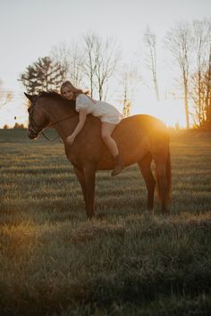 Senior photo idea with horse. Girl with horse photography. Senior girl photo ideas. Photography ideas, golden hour. Fall Horse Senior Pictures, Poses To Do With Your Horse, Fall Pictures With Horses, Graduation Horse Photoshoot, Girl With Horse Photograph, Equine Photoshoot Ideas, Western Horse Senior Pictures, Pics With Horses Photo Ideas, Senior Pictures With Horses Ideas