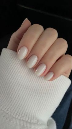 Nails Clean Girl Aesthetic, Round White Nails, Short Almond White Nails, Almond Milky White Nails, Basic Nails Short, White Nails Natural, Simple Graduation Nails, Off White Nails, Spring Break Nails