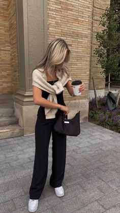 Europe Street Style Fall, Australian Fall Fashion, Casual And Classy Outfits, Fall Europe Outfits Midsize, Resort Winter Outfits, Old Monday Outfit, Fall Fashion New York, Alo Yoga Hat Outfit, European Fall Fashion Street Style