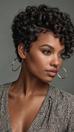 short haircuts for black women Ladies Haircut Styles, Curly Hair Shaved Side, Mohawk Fade, Diy Hair Wig, Curly Cuts, Natural Hair Haircuts, Missoni Fashion, Curly Pixie Hairstyles