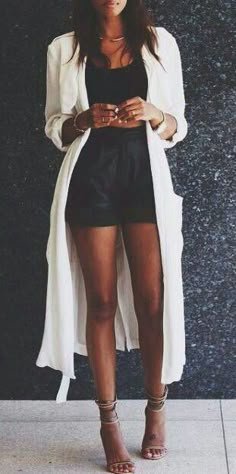 Black Leather Shorts, Chic Summer Outfits, Bohol, Looks Chic, Inspired Outfits, Leather Shorts, Mode Inspiration, Street Styles, Outfits Casuales