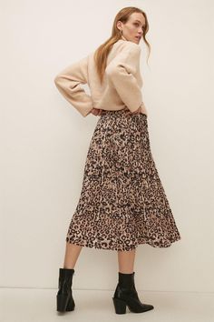 Animal Mesh Pleated Midi Skirt Pleated Maxi Skirt Outfit, Work Skirt Outfit, Cream Jumper, Best Winter Outfits, Midi Skirt Outfit, Brand Shoot, Maxi Skirt Outfits, Animal Print Skirt, Pleated Maxi Skirt