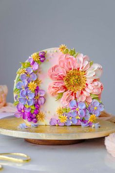 Birthday party decor inspo, birthday party decor ideas, cute birthday party, cute birthday cakes, floral cakes ideas, fancy cakes Birthday Party Decorating Ideas, Spring Cake Designs, Cute Birthday Cake, Party Decorating Ideas, Cute Birthday Party, Buttercream Cake Decorating, Spring Cake, Cute Cake, Creative Birthday Cakes