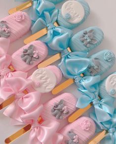 there are many small toothbrushes decorated with bows and teddy bears on the sticks