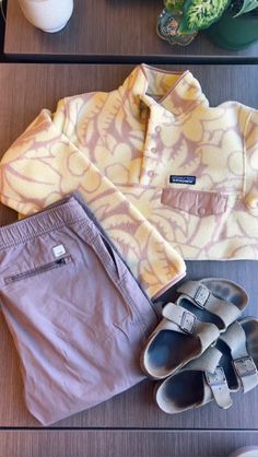 Costal Granola Girl, Patagonia Quarter Zip Outfit, Patagonia Baggies Outfit, Granola Fits, Surfergirl Style