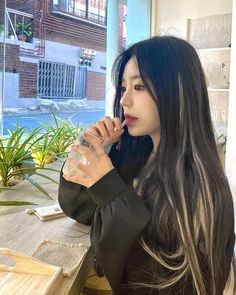 Black Hair With Hidden Highlights, Kpop Idol Highlight Hair, Peekaboo Highlights Black Hair, Oreo Hair Girl, Kpop Idol Hair, Peekaboo Hairstyle, Black Hair Dyed, White And Black Hair, Beautiful Hair Dye