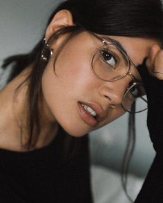 Woman With Glasses, Womens Glasses Frames, Glasses Makeup, Trendy Glasses, New Glasses, Cooler Look, Wearing Glasses, Girls With Glasses, Womens Glasses