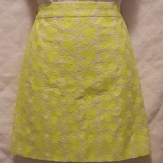 J Crew Mini Skirt. Electric Green Flowered Print Over Off White.Sz.00. Lined And Zips Up The Back. N.W.T. Measurements Are Approximate.. Waist "28 Length"15 1/2. .100%Cotten. Embroidery 100% Polyester Lining 100%Cotton. Dry Clean Only Smoke Free And Pet Friendly Home. Please Make Offers. Fitted A-line Skort For Spring, Cotton A-line Mini Skirt For Spring, Spring Fitted Full Skirt Skort, Fitted Full Skirt Skort For Spring, Green A-line Mini Skirt For Spring, Spring Green Floral Print Skort, Fitted Floral Print Skort For Spring, Fitted White Floral Print Skort, Gold Mini Skirt