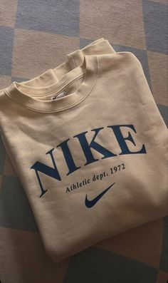 Reselling Business, Cute Nike Outfits, Nike Vintage, Cute Nikes, Cool Outfits For Men, Sweatshirt Outfit, Nike Sweatshirts