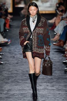 Etro Fall 2020 Ready-to-Wear Fashion Show - Vogue Foto Casual, 가을 패션, Mode Streetwear, Kate Moss, Fashion 2020, Fall Winter Outfits, Moda Fashion