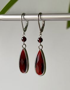 Garnet Red Color Earrings, Black Silver, Retro Vintage Style, Red and Black, Mothers Day, Graduation, Birthday Gift for Daugther, for Wife - Etsy Brazil Red Elegant Nickel-free Teardrop Earrings, Red Garnet Teardrop Earrings, Red Teardrop Garnet Earrings, Nickel Free Red Earrings For Anniversary, Nickel-free Red Earrings For Anniversary, Red Garnet Earrings Gift, Red Garnet Earrings For Gifts, Dark Red Jewelry, Black Mothers Day