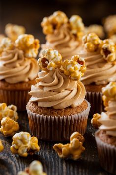 Quick Caramel Popcorn Cupcakes for Fall Celebrations Fall Cupcakes Ideas, Cupcakes For Fall, Fall Cupcake Ideas, Thanksgiving Baking Recipes, Quick Fall Recipes, Popcorn Cupcakes, Crunchy Caramel, Autumn Dessert, Thanksgiving Baking