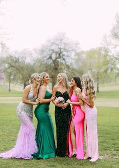 Prom Picture Poses For Friend Groups, Prom Picture Poses Individual, Prom Getting Ready Photos, Prom Group Poses, Arching Pose, Formal Poses, Back Arching Pose, Hoco Poses, Prom Aesthetic