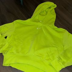 Never Worn Cropped Nike Hoodie Neon Bright Green Color Yellow Long Sleeve Hoodie For Spring, Spring Yellow Long Sleeve Hoodie, Yellow Casual Sweatshirt For Spring, Casual Yellow Sweatshirt For Spring, Trendy Yellow Sweatshirt For Spring, Yellow Hoodie With Ribbed Cuffs For Streetwear, Nike Sporty Green Hoodie, Nike Green Sporty Hoodie, Yellow Hoodie Sweatshirt For Spring