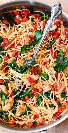 Tomato Spinach Chicken Spaghetti in a stainless steel pan Pasta Fresh Tomatoes, Chicken Spinach Pasta, Summer Pasta Recipes, Pasta Fresh, Garlic And Olive Oil, Spinach Chicken, Tomato Spinach, Easy Chicken Dinner Recipes, Chicken Spaghetti