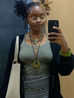 Mirror picture, earthy black girl, outfit inspo, jewelry Plus Size Earthy Black Woman, Earthy Girl Outfits Black Women, Earthy Locs, Earthy Girl Outfits, Earthy Black Woman, Fairy Girl Aesthetic, Earthy Girl, Earthy Aesthetic, Earthy Style