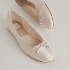 CACY PEARL BALLET FLATS VANILLA PEARLS – Dolce Vita Cute Dress Shoes Flats, Fairy Wedding Shoes Flats, Beautiful Ballet Flats, Wedding Ballerina Flats, Ballet Flat Wedding Shoes, Wedding Dress With Flat Shoes, Old Money Flats, Vintage White Shoes, White Satin Wedding Shoes