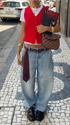 Women Collared Shirt Outfits, Street Style Concert Outfit, Sofia Coelho Outfits, Grey Top Outfit Ideas, Crazy Fits, Outfit Swag, Styled Outfits, Winter Inspo, 2024 Style