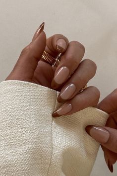 Discover the timeless elegance of old money nails and old money aesthetic nail colors with our ultimate guide to achieving a rich and luxurious nail look for work, date night, and weddings. Ongles Beiges, Manicured Nails, Unghie Sfumate, Money Fashion, Beige Nails, Almond Nails Designs