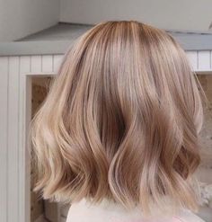 Level 8 Neutral Blonde, Brown Hair With Beige Blonde Highlights, Cool Blonde Balayage Short Hair, Creamy Pearl Blonde Hair, Blonde Hair For Soft Summer, Shadow Root Hair Ideas, Light Hair Color Ideas For Short Hair, Rosy Blonde Hair, Oatmeal Blonde Hair