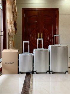 Rimowa Luggage Aesthetic, Koper Traveling, Expensive Luggage, Aesthetic Luggage, Luxury Suitcase, Rimowa Luggage, Designer Suitcases, Cute Travel Outfits