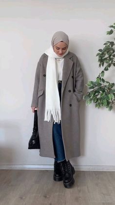 Hijab Classic Style, Winter Outfits Hijab 2024, Winter Style Hijab, Uni Hijabi Outfits, Hijab Winter Style, Outfit Hijab Winter, Gray Coat Outfit, Grey Coat Outfit Winter, Coat Outfit Women