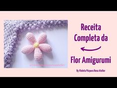 a crocheted flower on top of a blanket with the words receta completa da flor amigurmi