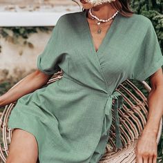 I thought about having shorts and skirts in the summer, but I never thought about them living together. (culottes) Green Jumpsuit, Short Jumpsuit, Dress Size Chart, Waist Tie, Cut And Style, Playsuit, Types Of Collars, Stretchy Material, Online Clothing