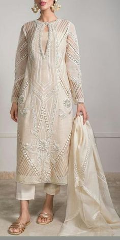 Chikankari Wedding Dress, Pakistani Chikankari Kurta, Pakistani Chickenkari Suits Designs, Chikankari Outfit Ideas, Pakistani Chikankari Suits, Pakistani Kurti Neck Designs, Designer Salwar Suits Party Wear Indian, Chickenkari Kurti Designs, Pakistani Chickenkari Suits