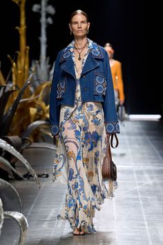 Etro Spring 2025 Ready-to-Wear https://www.vogue.com/fashion-shows/spring-2025-ready-to-wear/etro/slideshow/collection#16 Etro Runway, Casual Chic Summer, Chic Summer Style, Summer 2025, Spring 2025, Dad Sneakers, Runway Trends, Spring Fashion Trends, Nyc Fashion