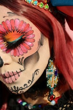 Skeleton Woman, Skull Face Paint, Dead Makeup, Sugar Skull Halloween, Halloween Fest, Halloween Makeup Pretty, Sugar Skull Makeup, Amazing Halloween Makeup