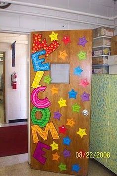 a door decorated with the words welcome mom