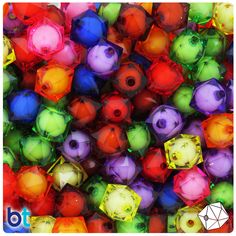 there are many different colored beads together